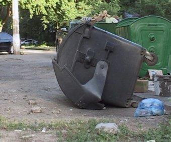 В мусорном контейнере на улице  Гайдара нашли окровавленный труп мужчины (фото)
