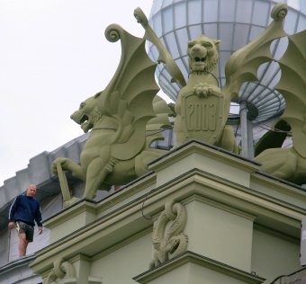 Реконструкция «Большой Московской» возобновилась: На крышу отеля взлетели грифоны (фото)