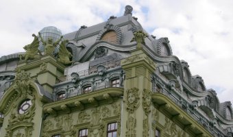 Реконструкция «Большой Московской» возобновилась: На крышу отеля взлетели грифоны (фото)