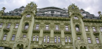 Реконструкция «Большой Московской» возобновилась: На крышу отеля взлетели грифоны (фото)