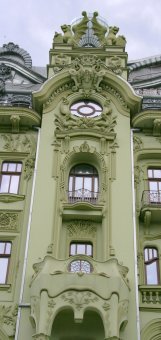 Реконструкция «Большой Московской» возобновилась: На крышу отеля взлетели грифоны (фото)