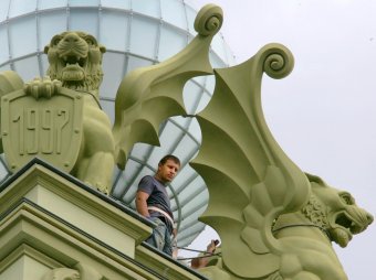 Реконструкция «Большой Московской» возобновилась: На крышу отеля взлетели грифоны (фото)