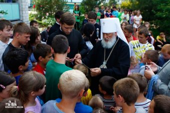 Митрополит Агафангел посетил детей-беженцев