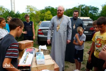 Митрополит Агафангел посетил детей-беженцев