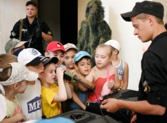 Пограничники учили одесских школьников ловить диверсантов (фото)
