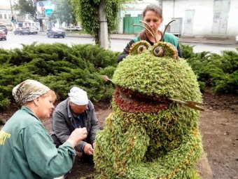 Улицы Одессы украсили более тысячи подвесных чаш с цветами