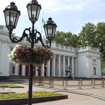 Улицы Одессы украсили более тысячи подвесных чаш с цветами
