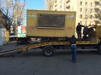 В Одессе повторно демонтирован незаконно установленный трейлер (фото)