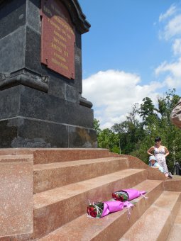 Одесситы возложили цветы к Александровской колонне в знак единства Украины