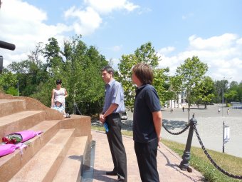 Одесситы возложили цветы к Александровской колонне в знак единства Украины