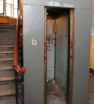 Спецкомиссия проверяет, почему возникла аварийная ситуация с лифтом в доме по ул. Высоцкого, 20