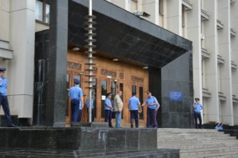 Сессия облсовета прошла под усиленной охраной милиции
