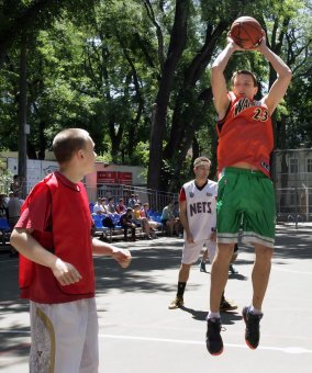 В центре Одессы играли в стритбол (фото)