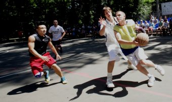 В центре Одессы играли в стритбол (фото)