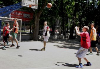 В центре Одессы играли в стритбол (фото)