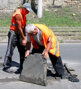 На улицах Одессы проводится текущий ремонт дорожного покрытия (фото)