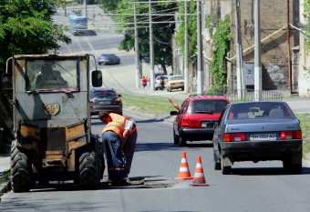 На улицах Одессы проводится текущий ремонт дорожного покрытия (фото)