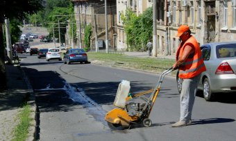 На улицах Одессы проводится текущий ремонт дорожного покрытия (фото)