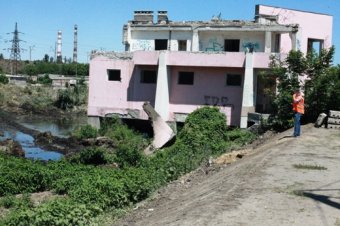 В Одессе очищают буферный пруд на Балковской