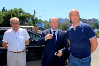 В Одессе очищают буферный пруд на Балковской