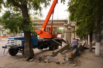В Одессе начали разбирать мост на Столбовой