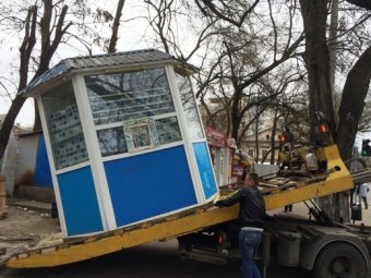 В городе продолжается демонтаж незаконно установленных торговых объектов