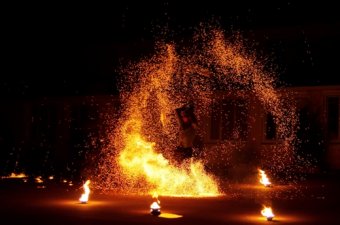 В ночь на Ивана Купала в одесском зоопарке прыгали через костер и водили хороводы