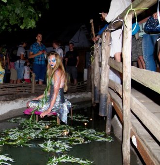 В ночь на Ивана Купала в одесском зоопарке прыгали через костер и водили хороводы