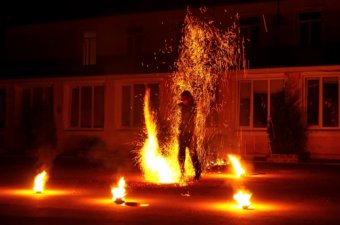 В ночь на Ивана Купала в одесском зоопарке прыгали через костер и водили хороводы