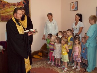 Одесские милиционеры-железнодорожники взяли под опеку Дом ребенка «Солнышко» (фото)