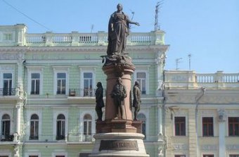 Слушанья по делу о сносе памятника основателям города опять перенесли