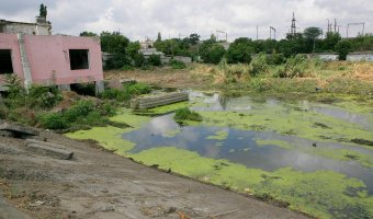 На Балковской очищают буферный пруд (фото)