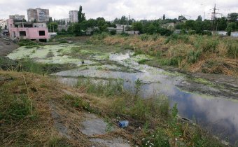 На Балковской очищают буферный пруд (фото)