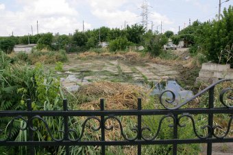 На Балковской очищают буферный пруд (фото)
