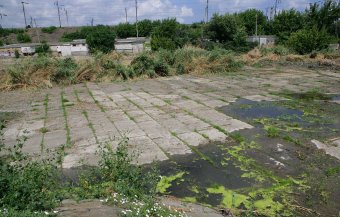 На Балковской очищают буферный пруд (фото)