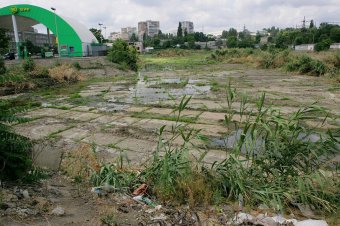 На Балковской очищают буферный пруд (фото)