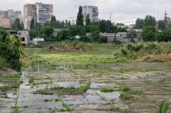 На Балковской очищают буферный пруд (фото)