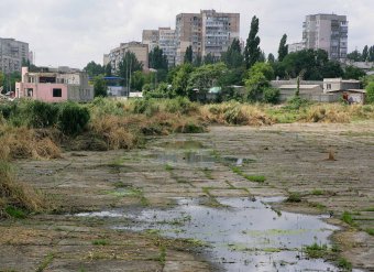На Балковской очищают буферный пруд (фото)