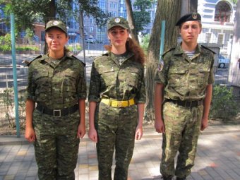 Учащиеся одесской школы №100 приняли Почетную Вахту памяти у памятника Неизвестному матросу