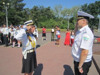 Учащиеся одесской школы №100 приняли Почетную Вахту памяти у памятника Неизвестному матросу