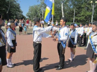 Учащиеся одесской школы №100 приняли Почетную Вахту памяти у памятника Неизвестному матросу