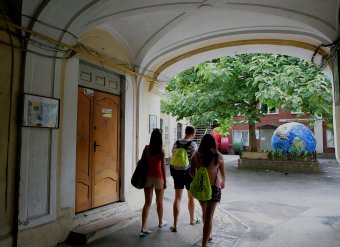 В Одесском дворике открылась выставка детского рисунка (фото)