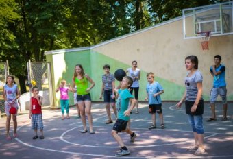 Волонтеры организовали спортивно-развлекательный праздник для детей из санатория «Ласточка»