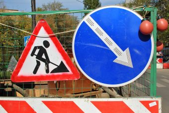 На выходных ремонт дорог в городе не прекращается