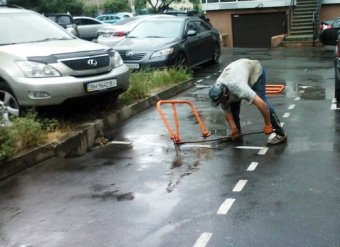 Незаконно установленные в одесских дворах юнипаркеры демонтируют