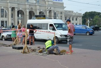 Власти Одессы продолжают благоустраивать Привокзальную площадь (фото)