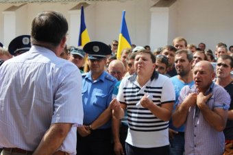 В Измаиле трудовой коллектив масложиркомбината пикетировал администрацию порта с требованием уволить его коррумпированное руководство (фото)