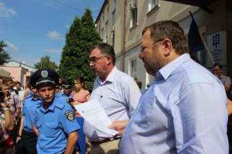 В Измаиле трудовой коллектив масложиркомбината пикетировал администрацию порта с требованием уволить его коррумпированное руководство (фото)