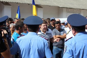 В Измаиле трудовой коллектив масложиркомбината пикетировал администрацию порта с требованием уволить его коррумпированное руководство (фото)