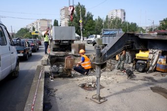 В Одессе очищают ливневый коллектор и буферный пруд на Балковской